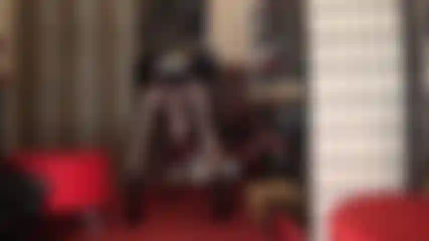 Maîtresse vous donne envie de bite - plus elle taquine avec son corps, avec cette énorme bite charnue qui pend entre ses jambes, plus vous en avez envie.