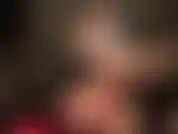 Je connais ton amour pour les collants bronzés et soyeux... Ta bite est excitée alors que je caresse mes merveilleuses longues jambes recouvertes de nylon à mains nues et un bas en nylon noir tiré sur ma main.