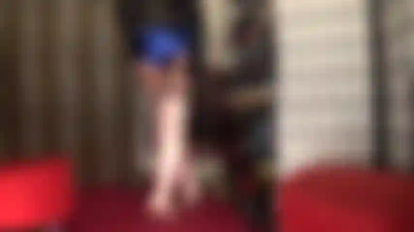 Un short en satin bleu - vous les aimez brillants et dans toutes les couleurs, tout simplement magnifiques associés à des bottes au-dessus du genou en satin blush.