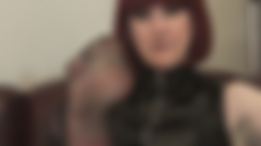 Renifle mes pieds et mes aisselles en collants - maîtresse vivian vous rend accro à son parfum, à ses pieds en nylon humides et parfumés et à ses aisselles moites.