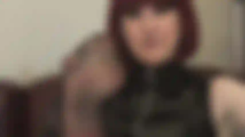 Renifle mes pieds et mes aisselles en collants - maîtresse vivian vous rend accro à son parfum, à ses pieds en nylon humides et parfumés et à ses aisselles moites.