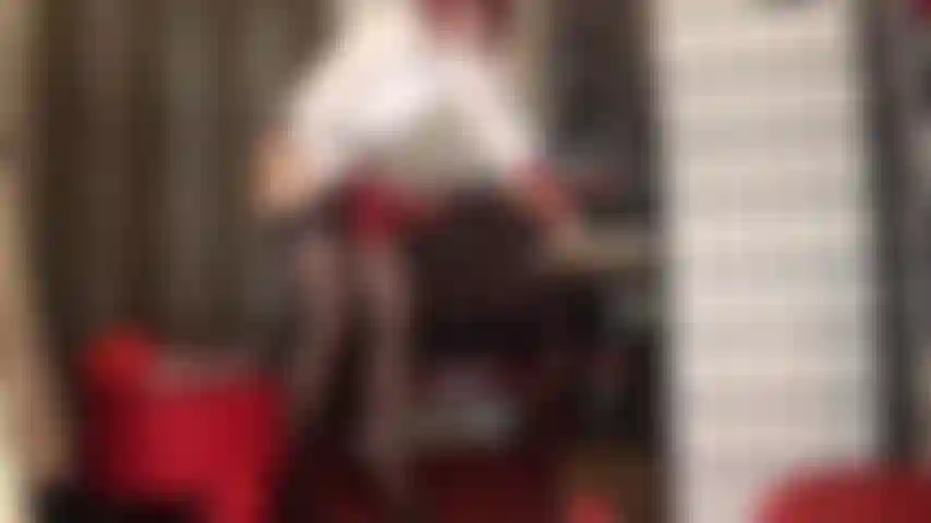 Vêtue de bas rouges, attachée et crachée avec un gros gode-ceinture noir. Les grosses bites te prennent par les deux bouts.