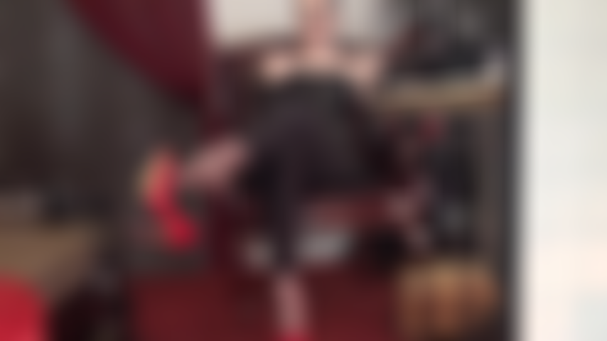 Domination des pieds et gode-ceinture – les pieds de la maîtresse vous donnent envie de grosse bite noire. L'odeur de ses pieds en nylon parfaits vous rend faible et excité, votre cul de pute a soif de recevoir une grosse bite noire.