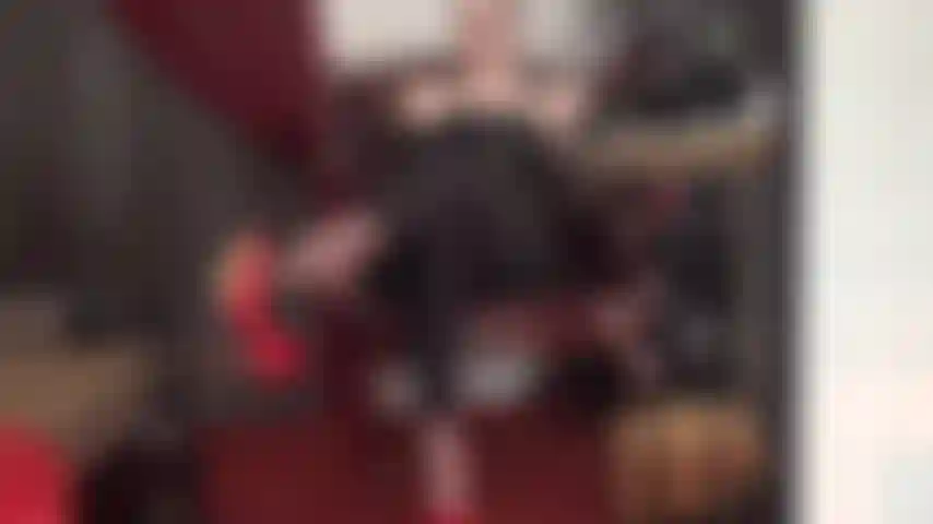 Domination des pieds et gode-ceinture – les pieds de la maîtresse vous donnent envie de grosse bite noire. L'odeur de ses pieds en nylon parfaits vous rend faible et excité, votre cul de pute a soif de recevoir une grosse bite noire.