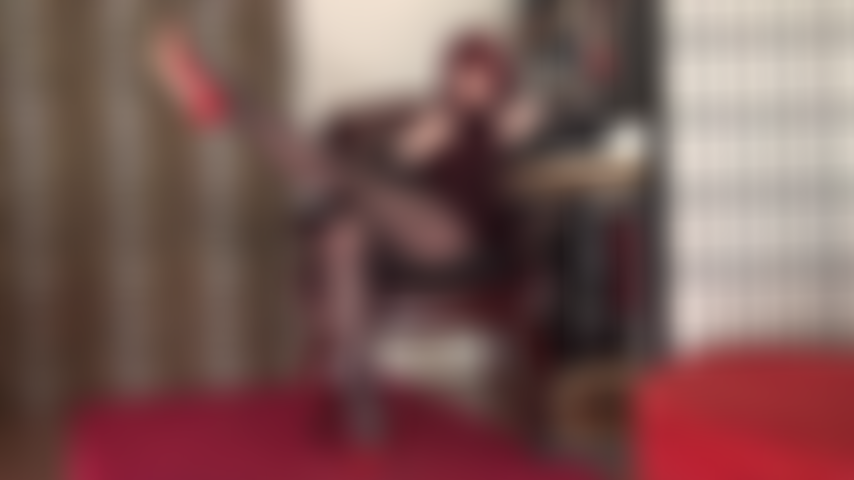 Longues jambes en collants tendus, jeu de chaussures et talons aiguilles rouges pendants, fétichisme des pieds.