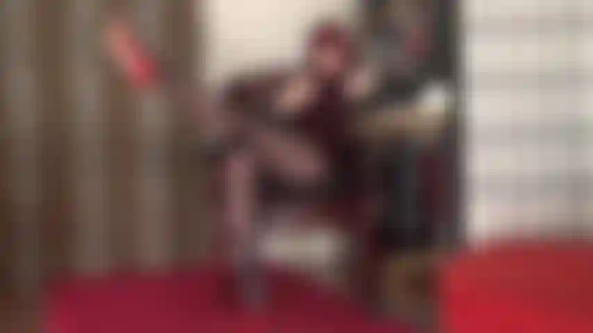 Longues jambes en collants tendus, jeu de chaussures et talons aiguilles rouges pendants, fétichisme des pieds.