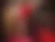 Fétichiste du satin avec une perruque blonde - maîtresse partage votre fétichisme pour le satin doux et soyeux portant un chemisier en satin rouge sexy et une mini-jupe.