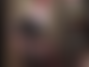 Je crache et je prends une énorme bite noire de 43 cm pour mes putes anales. Je bois ma salive, je me penche, je prends mon énorme gode ceinture et je frappe ta bite d'esclave bien dure.