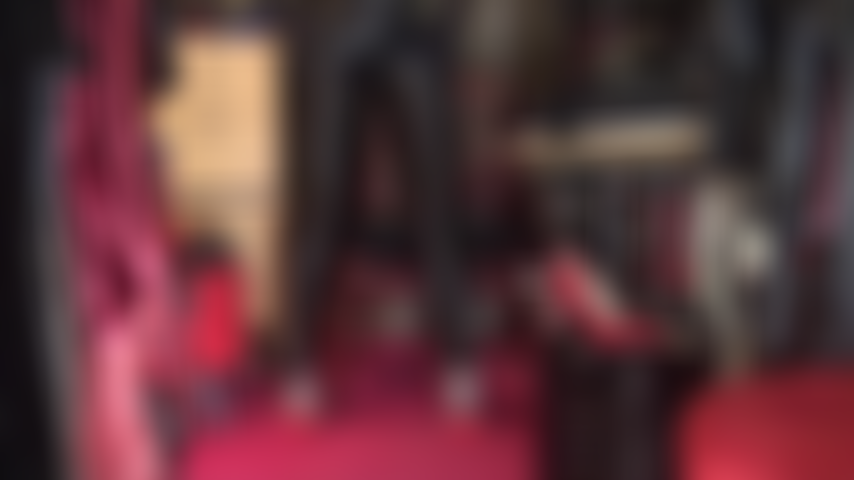 J'adore le satin - la maîtresse est magnifique dans tout son satin, un pantalon noir brillant, un chemisier et des gants.