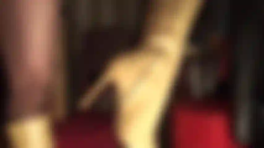 De belles bottes en cuir beige, des gants, des collants noirs et une robe moulante en pvc pour vous rendre absolument fou.