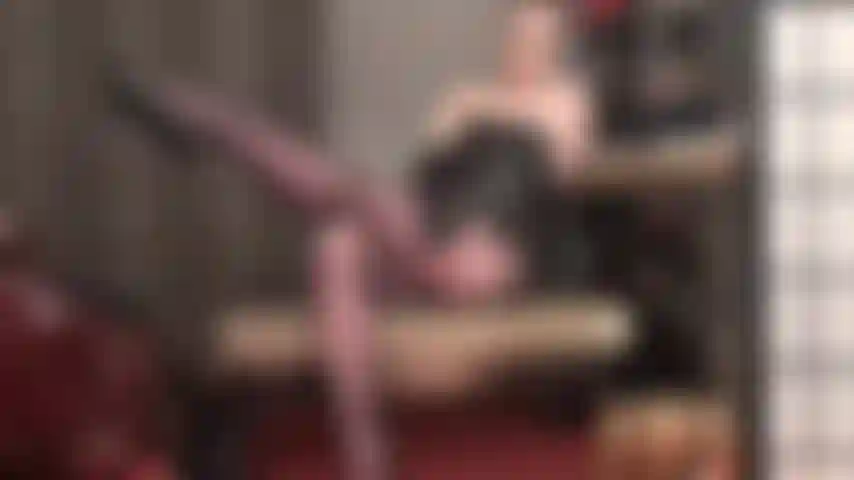 Maîtresse vivian est incroyablement séduisante en collants, corset en cuir et gants.