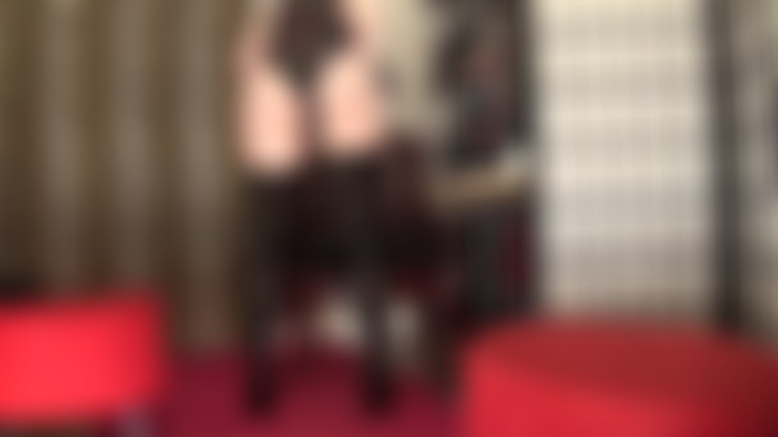 Fétichiste du caoutchouc, bottes en latex, gode ceinture et adoration du cul - votre déesse vêtue de sangles en caoutchouc noir serrées sur sa bite et la branle dans votre bouche avec son cul juste devant votre visage.