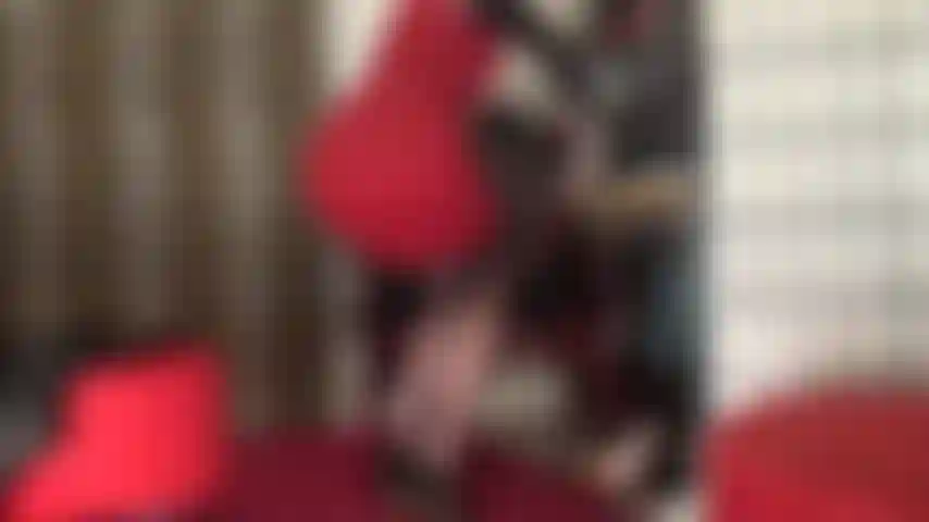 Branlette en bas soyeux et talons aiguilles.