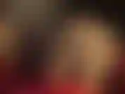 Cul, jambes et pieds dans des couches de collants et de bas brillants.