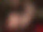 Pieds, fesses et gode-ceinture – des semelles et fesses en collants nude brillants aux pieds nus avec un énorme gode-ceinture blanc. Je te caresse le visage avec mes pieds.