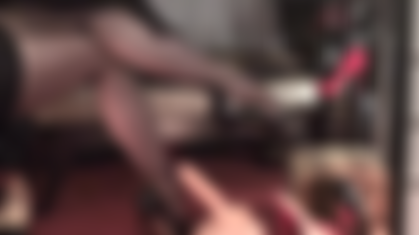 Des jambes et des pieds fabuleux dans des collants à coutures et des talons noirs font que votre bite implore de l'attention.