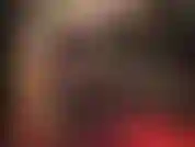 Maîtresse vivian montre ses jambes et ses fesses incroyables dans des collants noirs soyeux.