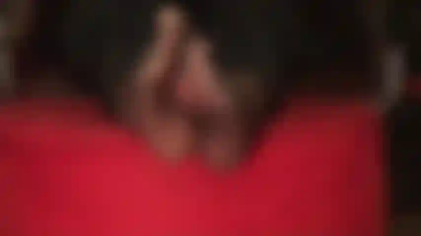 Des collants marron foncé qui bougent - adorez les pieds arqués sexy de la maîtresse vivian alors qu'ils bougent devant votre visage.