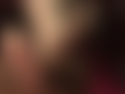 Je pose mes pieds en collants sur un repose-pieds, massés avec des gants en latex noir. Mmmm.