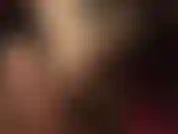 Je pose mes pieds en collants sur un repose-pieds, massés avec des gants en latex noir. Mmmm.