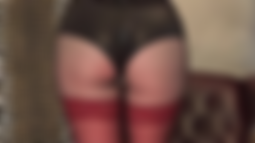 J'adore mes fesses en short moulant en lycra, en collants noirs et en bas rouges en dentelle. Tu adores le look de ce short noir moulant et brillant qui épouse mes fesses rondes.