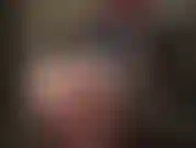 Maîtresse vivian, son célèbre cul rond en collants noirs extrêmement transparents et son body string en pvc brillant.