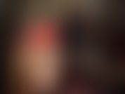 Short en satin rouge brillant partie 1/2 - combiné avec différentes paires de bas en nylon à haut en dentelle et bottes - bas blancs avec bottes hautes brillantes et bottes en cuir jusqu'aux genoux, bas noirs à coutures avec talons.