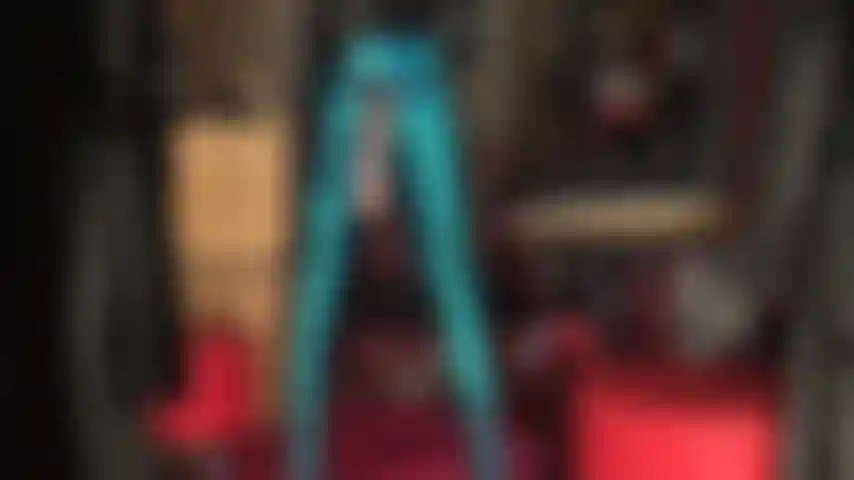 Adoration du satin et domination du strapon - alors que la maîtresse vivian porte son pantalon en satin bleu brillant et change de gants en satin différents, elle caresse sa grosse bite et taquine avec le cul et les jambes.