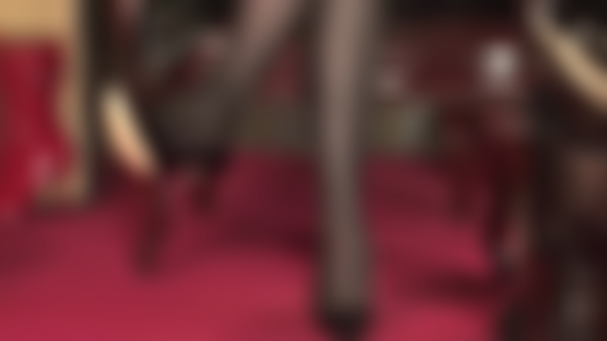 Je joue avec mes chaussures et je me balance dans des collants noirs et des escarpins noirs vernis à talons en acier.