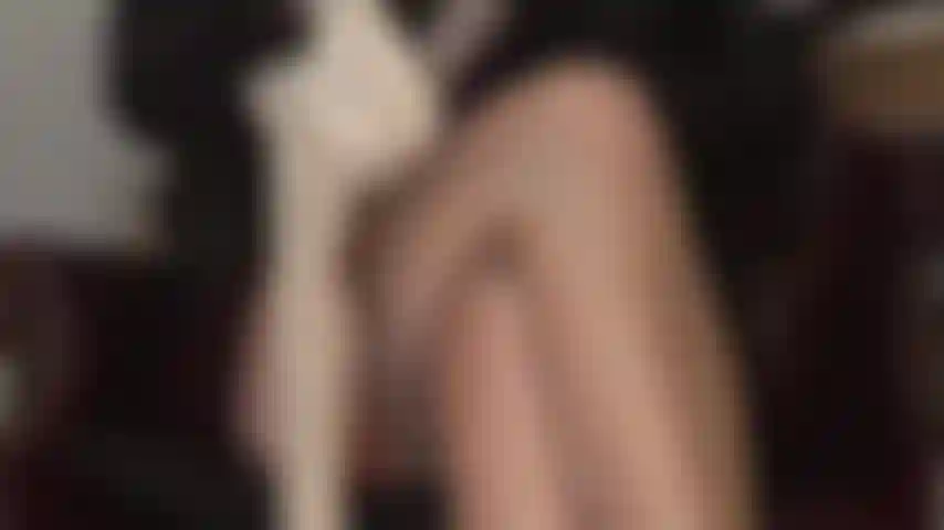 Maîtresse vivian a votre bite d'esclave piégée dans des bas en nylon entre ses cuisses de collants sexy et brillants et ses merveilleuses jambes croisées.