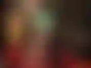 Le corps nu d'une maîtresse dans un latex moulant et étriqué...