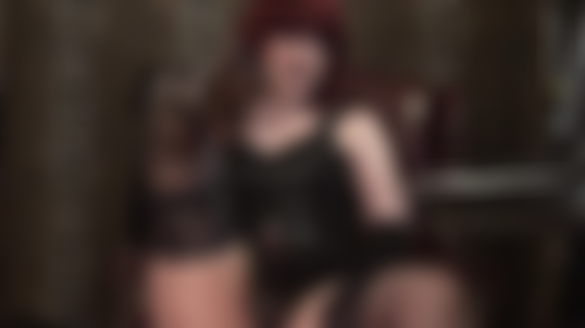 Tu mérites un bon chevillage avec mon plus petit strapon, vingt centimètres de bite noire, pendant que je travaille chaque centimètre dans ton cul de pute, en tendant la main pour sentir à quel point tu es dur pour ma bite, les couilles si pleines !