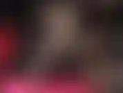 Tu es accro à mes jambes. Laisse-toi aller à ton fétichisme pour les jambes croisées, les collants, les escarpins à bout ouvert et les gants en cuir.