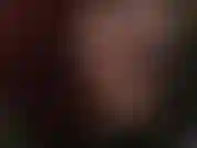 Fétichiste des talons hauts et de la langue - maîtresse vivian taquine le talon aiguille avec sa longue langue sexy.