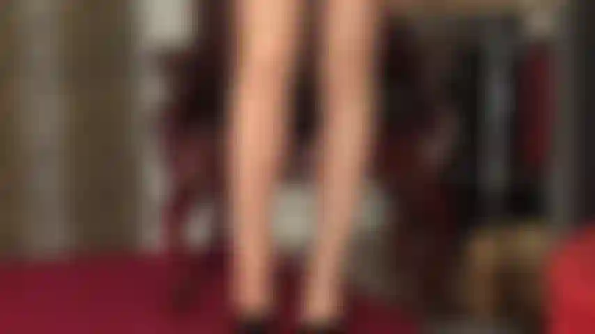 Une couche de collants brillants néon wolford - parce qu'ils ne sont pas encore assez brillants, ma maîtresse superpose une paire de collants brillants dorés néon wolford.