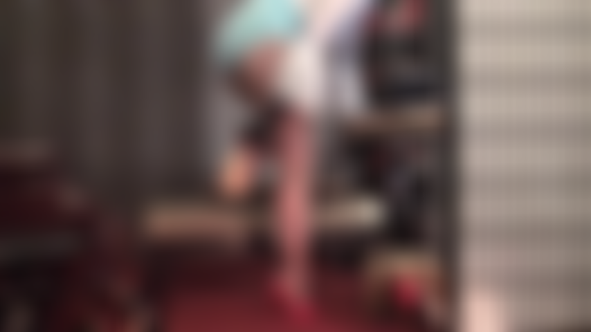 Une allumeuse de jambes sensuelle en collants marron, mules à talons hauts rouges et culotte gainante bleue. - Maîtresse sait que vous ne pouvez pas résister à ses longues jambes et à ses pieds cambrés sexy dans et hors de ces diapositives à talons aiguilles sexy.