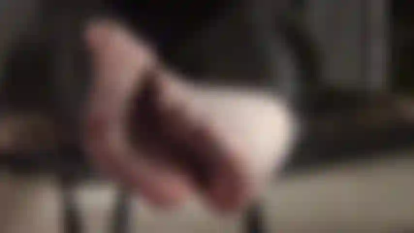 Fétichiste des pieds - des pieds taquins virevoltent dans des collants transparents noir cassé.