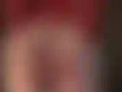 Taquine dans un string en latex rouge brillant. Oh mon dieu !