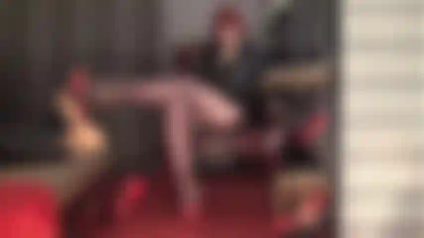 Attachée et palpitante aux pieds de ma maîtresse – ses jambes et ses pieds sont ta passion, son doux contact ton désir. Ma maîtresse te fait tourner la tête avec ses mules rouges à talons hauts et ses collants marron café.