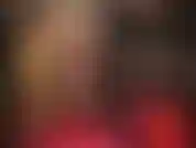 Des bottines à plateforme rouges chaudes et des collants résille à coutures encore plus chaudes pour une séance d'adoration des jambes et du cul sacrément chaude !