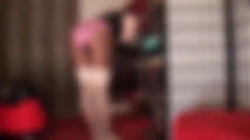 Des culottes et des bas avec des jarretelles taquinent - votre bite d'esclave souffre de culottes en satin soyeux et de bas en dentelle de la même manière qu'elle souffre de bas à coutures et de jarretelles avec des culottes en dentelle.