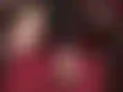 Pieds nus, ballerines pendantes.