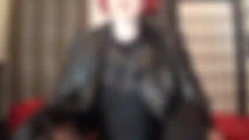 Jambes longues en collants, petite poitrine et fesses parfaites dans un body string. Caresse-toi en admirant mes courbes incroyables.