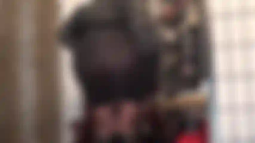 La robe est si transparente... Vues sous la jupe, taquine avec des collants dans une robe noire moulante.