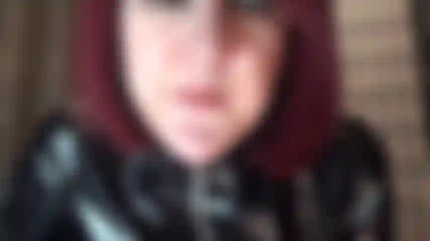 Fétichiste du crachat, bas jarretelles couture, pvc et gode ceinture noir géant.