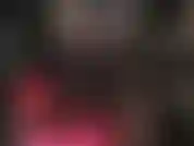 Maîtresse vivian en pvc brillant avec de hautes bottes à lacets et une énorme bite blanche que vous devez adorer.