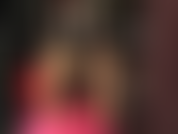 Une allumeuse sensuelle - oh tu aimes un peu d'excitation, avoir ta bite massée par mes jolis pieds et mes talons hauts, jeter un œil sous ma jupe ou sous ma chemise en essayant d'apercevoir le moindre aperçu de mes seins.