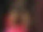 Une allumeuse sensuelle - oh tu aimes un peu d'excitation, avoir ta bite massée par mes jolis pieds et mes talons hauts, jeter un œil sous ma jupe ou sous ma chemise en essayant d'apercevoir le moindre aperçu de mes seins.