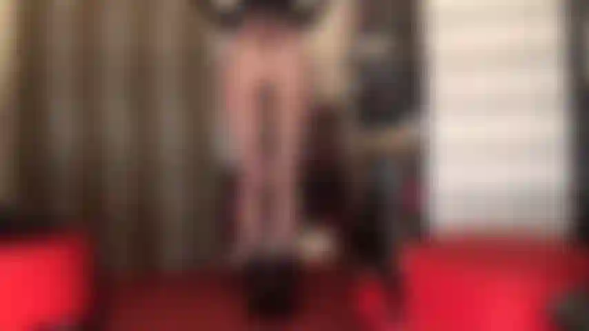 Je vénère les courbes incroyables de ma maîtresse dans une fine paire de collants noirs associés à des bottes courtes - ce genre de vue à laquelle vous ne pouvez tout simplement pas résister alors que ma maîtresse taquine avec son magnifique cul et ses longues jambes.