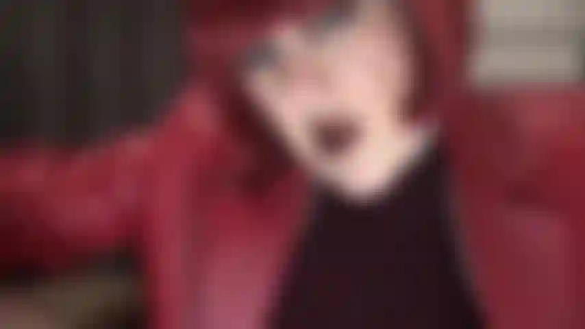 Cuir rouge, rouge à lèvres marron foncé et je crache de près - tu ferais n'importe quoi pour boire toute la salive savoureuse de ta maîtresse.